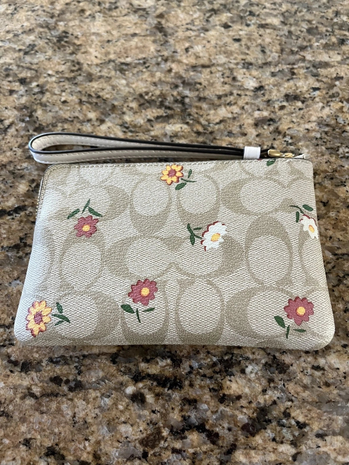 Coach Corner Zip Signature Daisy Print Wristlet – Authentic Designer Zip Wallet, NWT