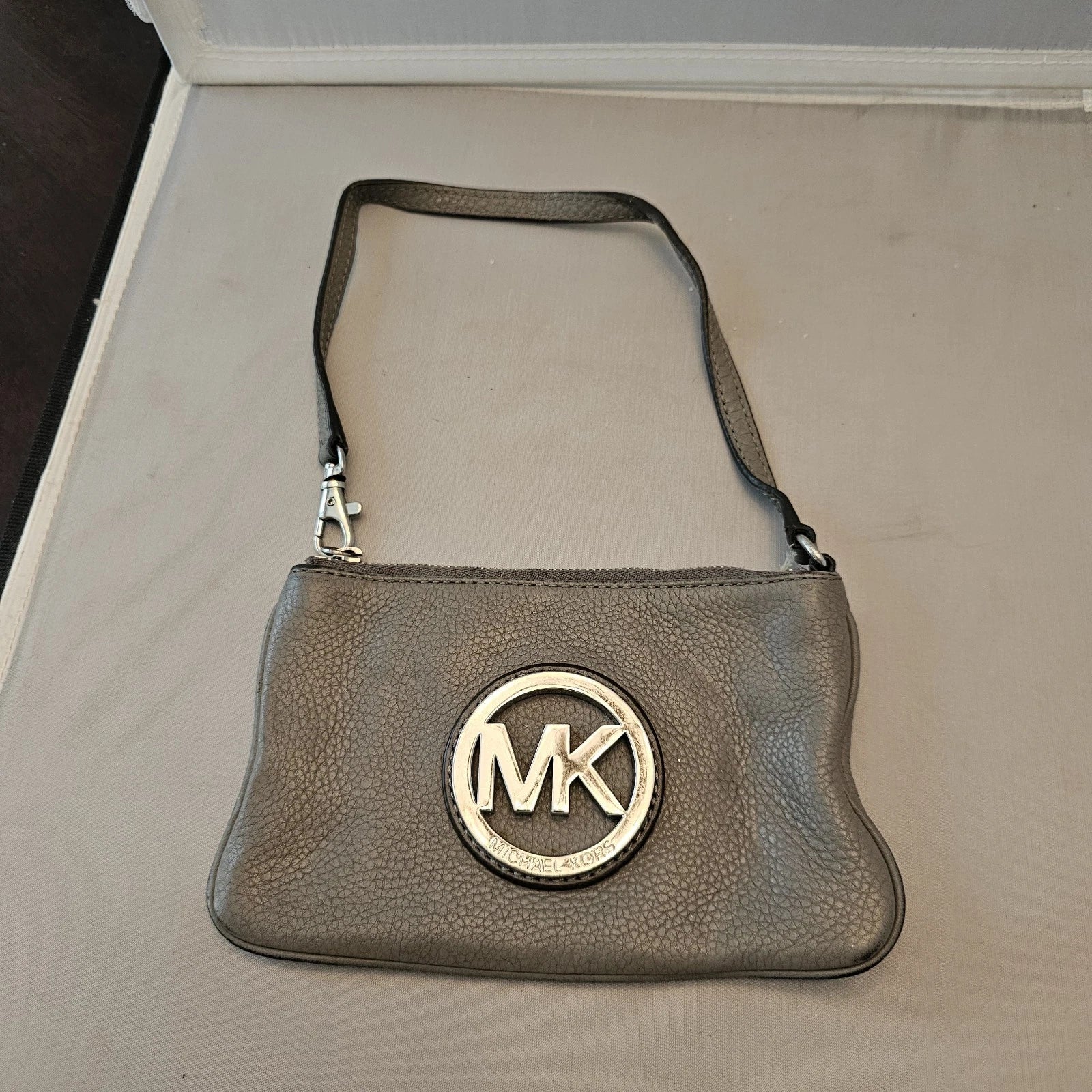 Michael Kors MK Gray Textured Leather Wristlet Wallet Handbag – Zip Closure