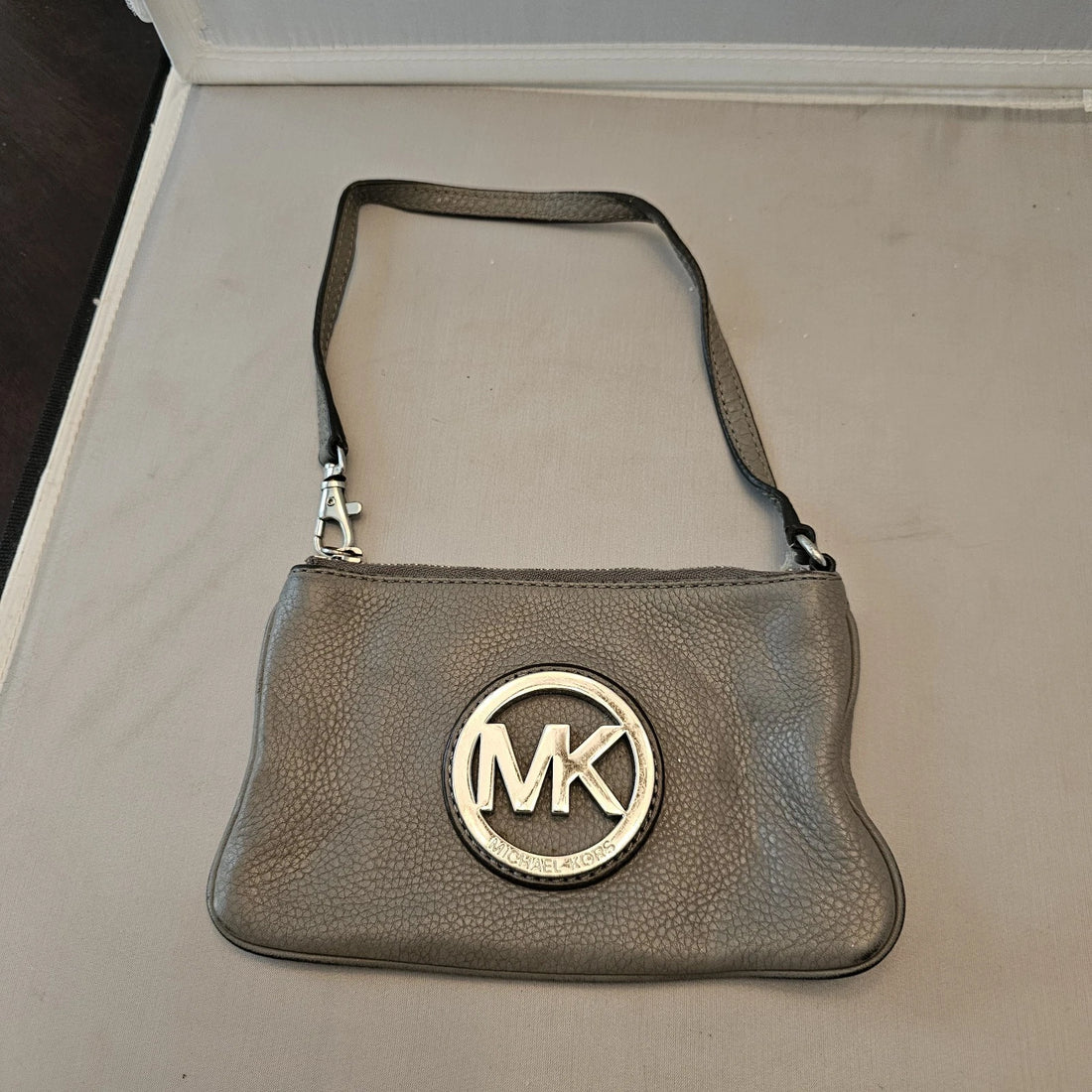Michael Kors MK Gray Textured Leather Wristlet Wallet Handbag – Zip Closure