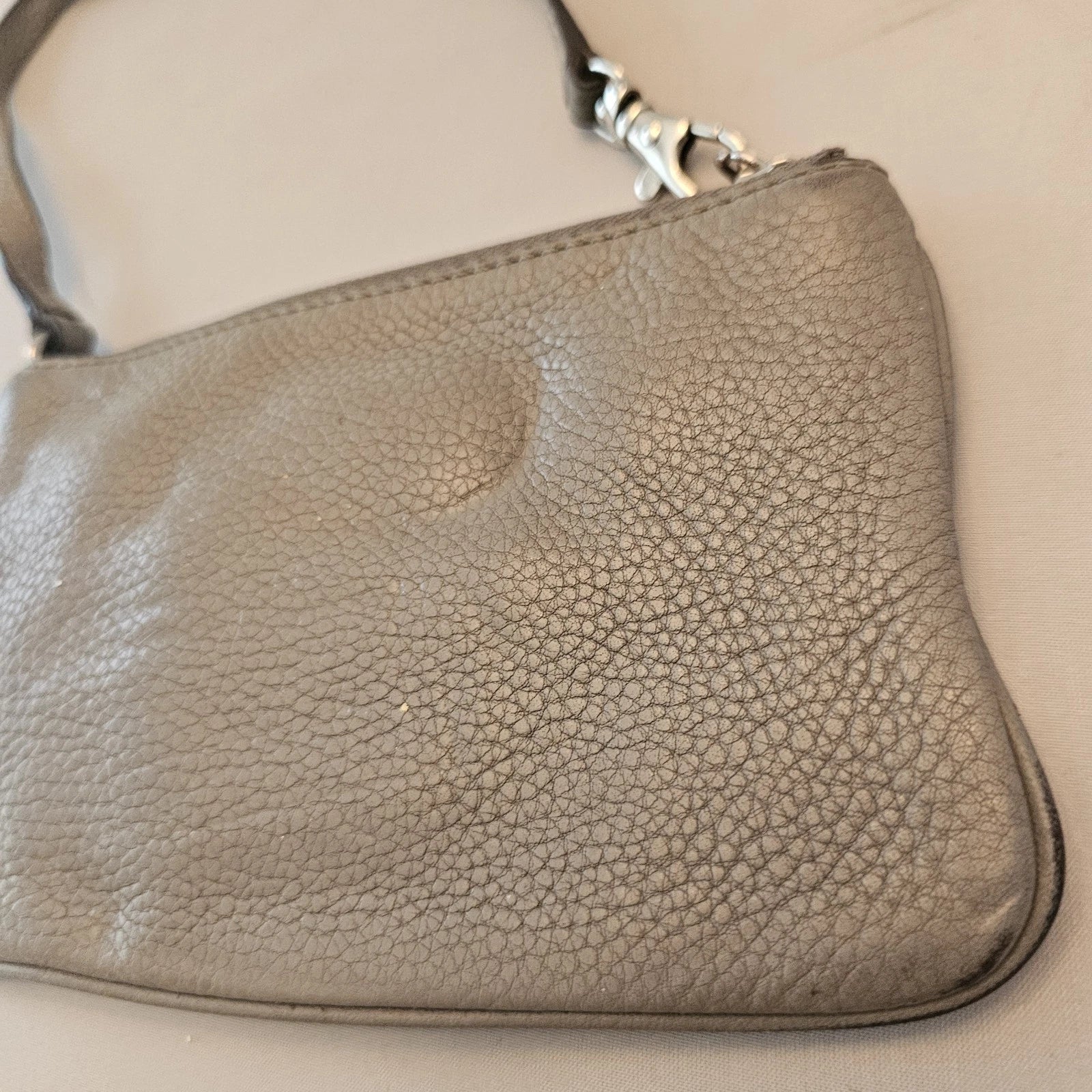 Michael Kors MK Gray Textured Leather Wristlet Wallet Handbag – Zip Closure