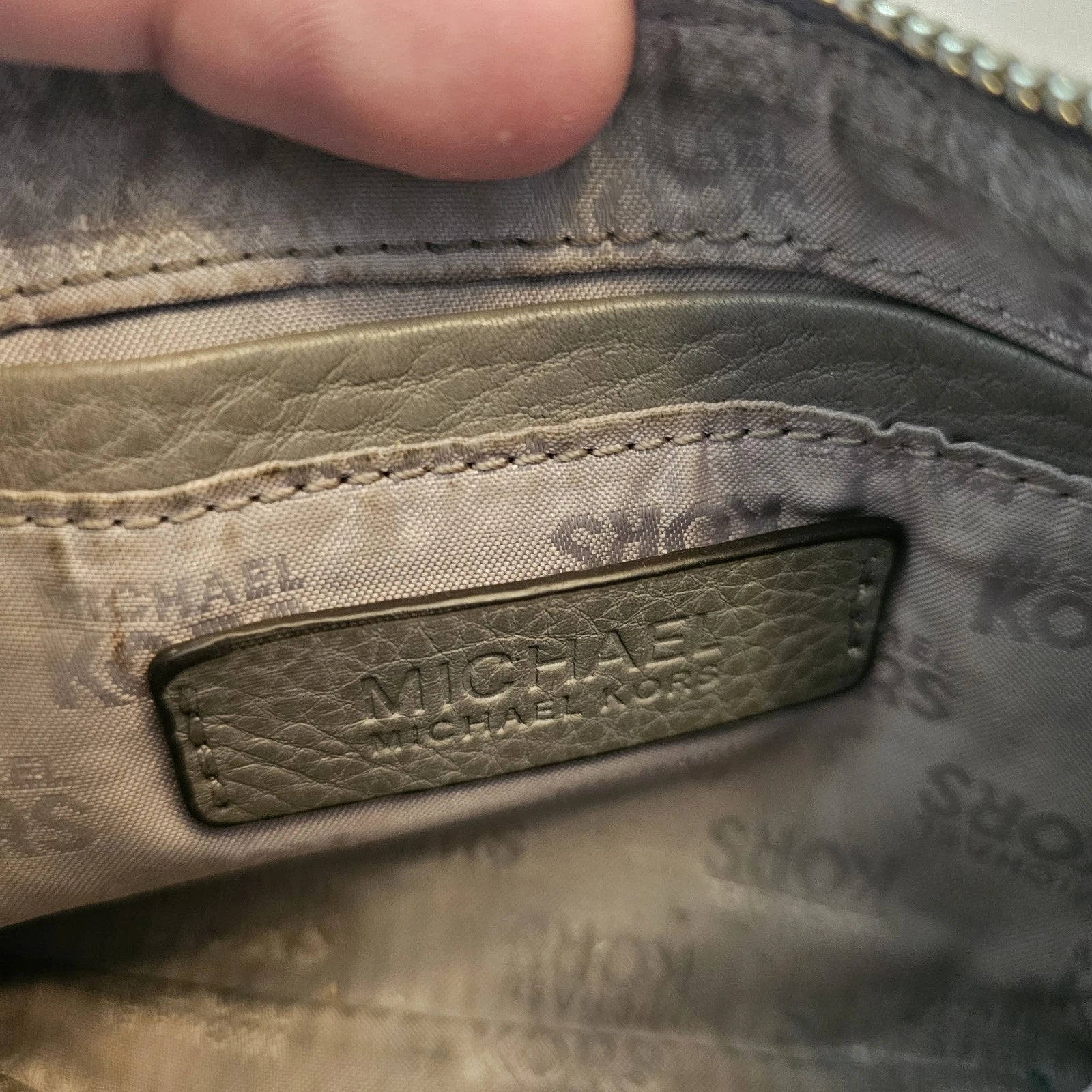 Michael Kors MK Gray Textured Leather Wristlet Wallet Handbag – Zip Closure