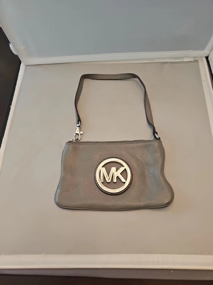 Michael Kors MK Gray Textured Leather Wristlet Wallet Handbag – Zip Closure