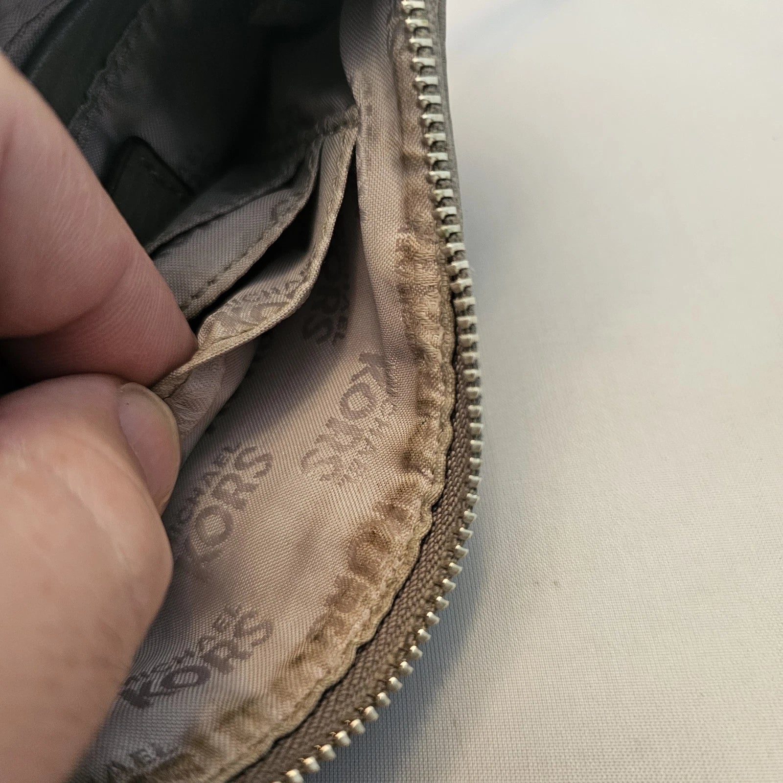 Michael Kors MK Gray Textured Leather Wristlet Wallet Handbag – Zip Closure