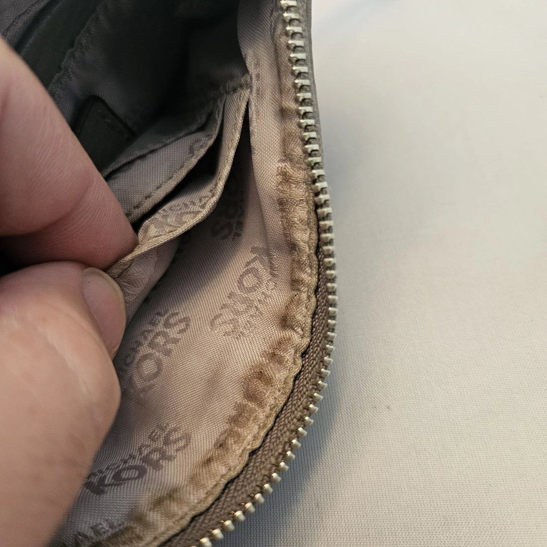 Michael Kors MK Gray Textured Leather Wristlet Wallet Handbag – Zip Closure