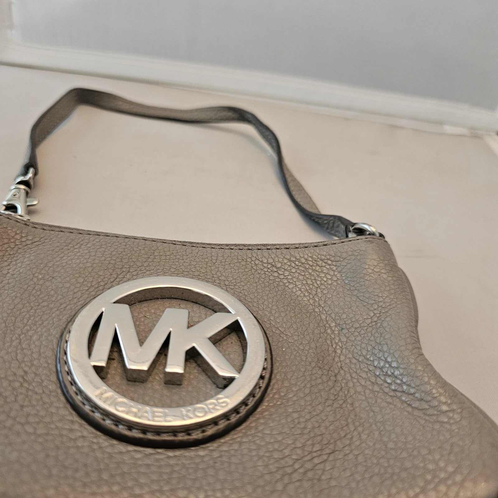 Michael Kors MK Gray Textured Leather Wristlet Wallet Handbag – Zip Closure