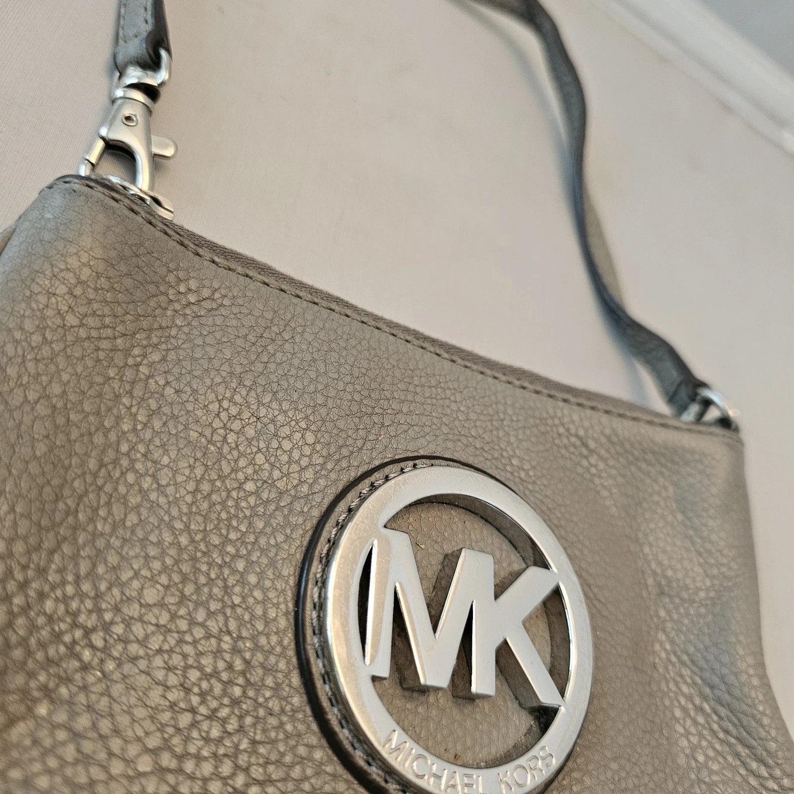 Michael Kors MK Gray Textured Leather Wristlet Wallet Handbag – Zip Closure
