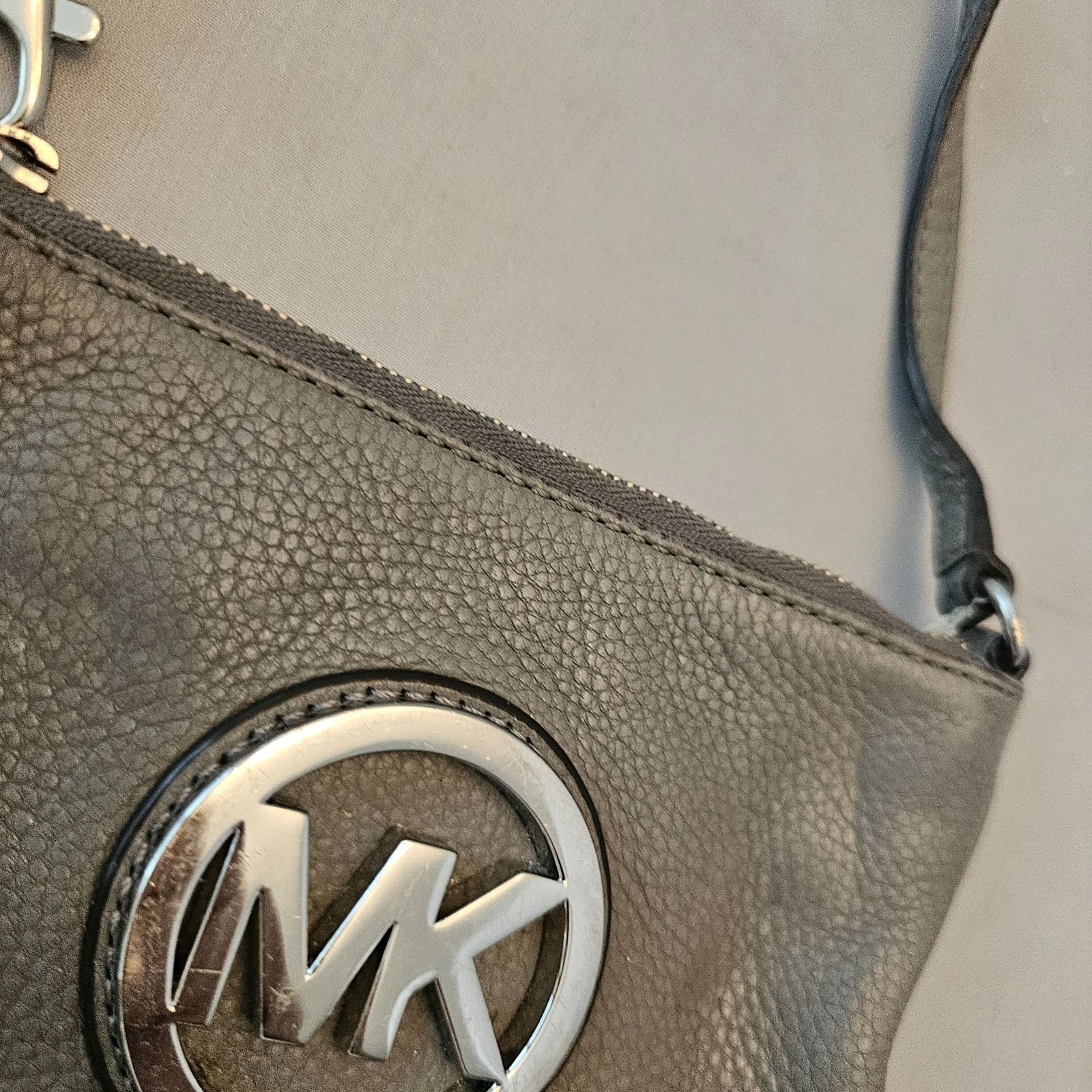 Michael Kors MK Gray Textured Leather Wristlet Wallet Handbag – Zip Closure