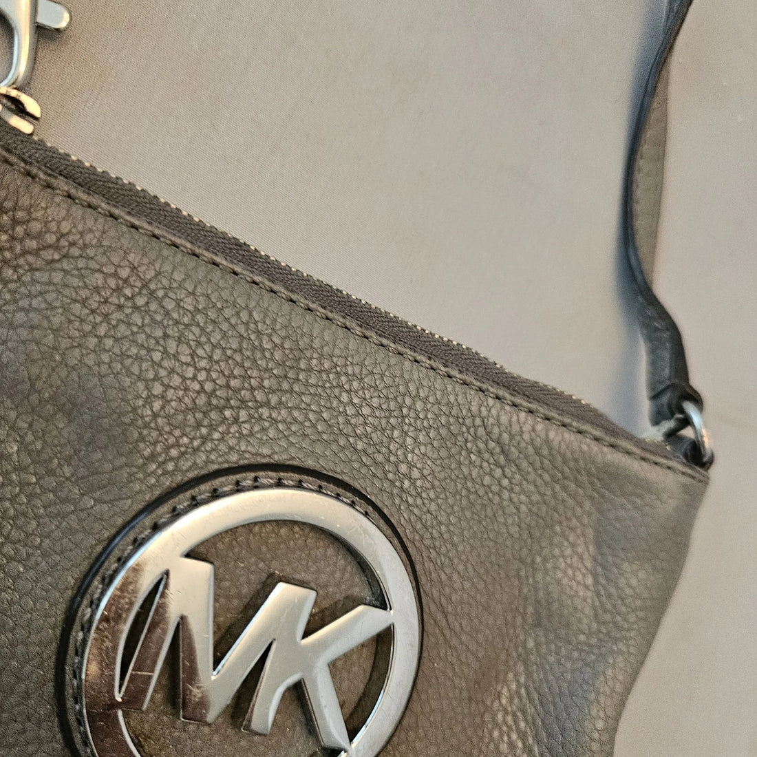 Michael Kors MK Gray Textured Leather Wristlet Wallet Handbag – Zip Closure