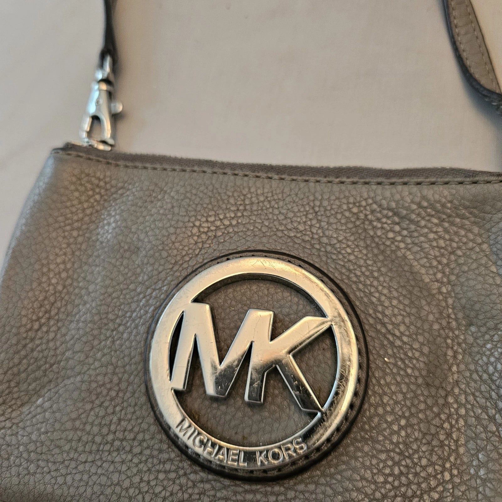 Michael Kors MK Gray Textured Leather Wristlet Wallet Handbag – Zip Closure