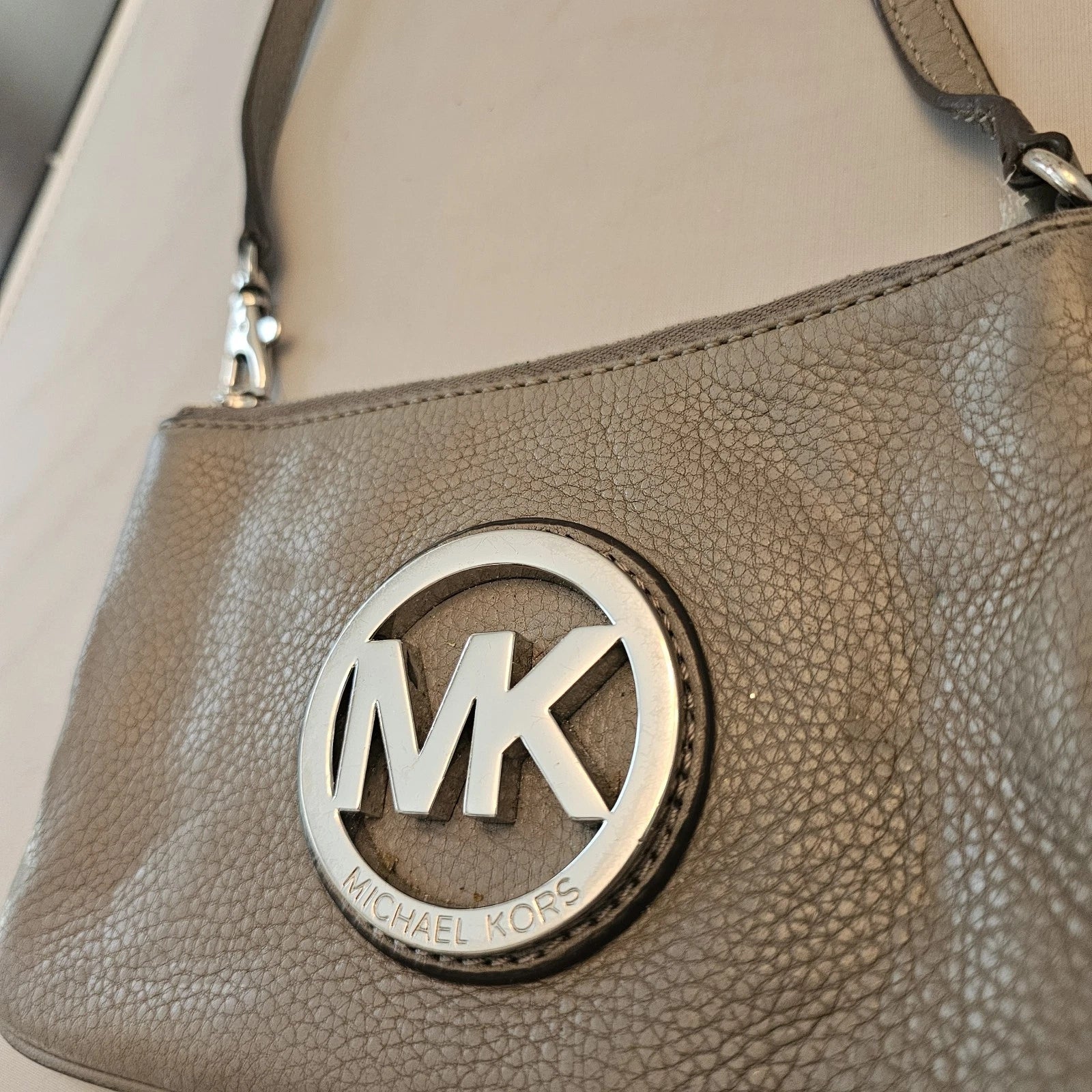 Michael Kors MK Gray Textured Leather Wristlet Wallet Handbag – Zip Closure