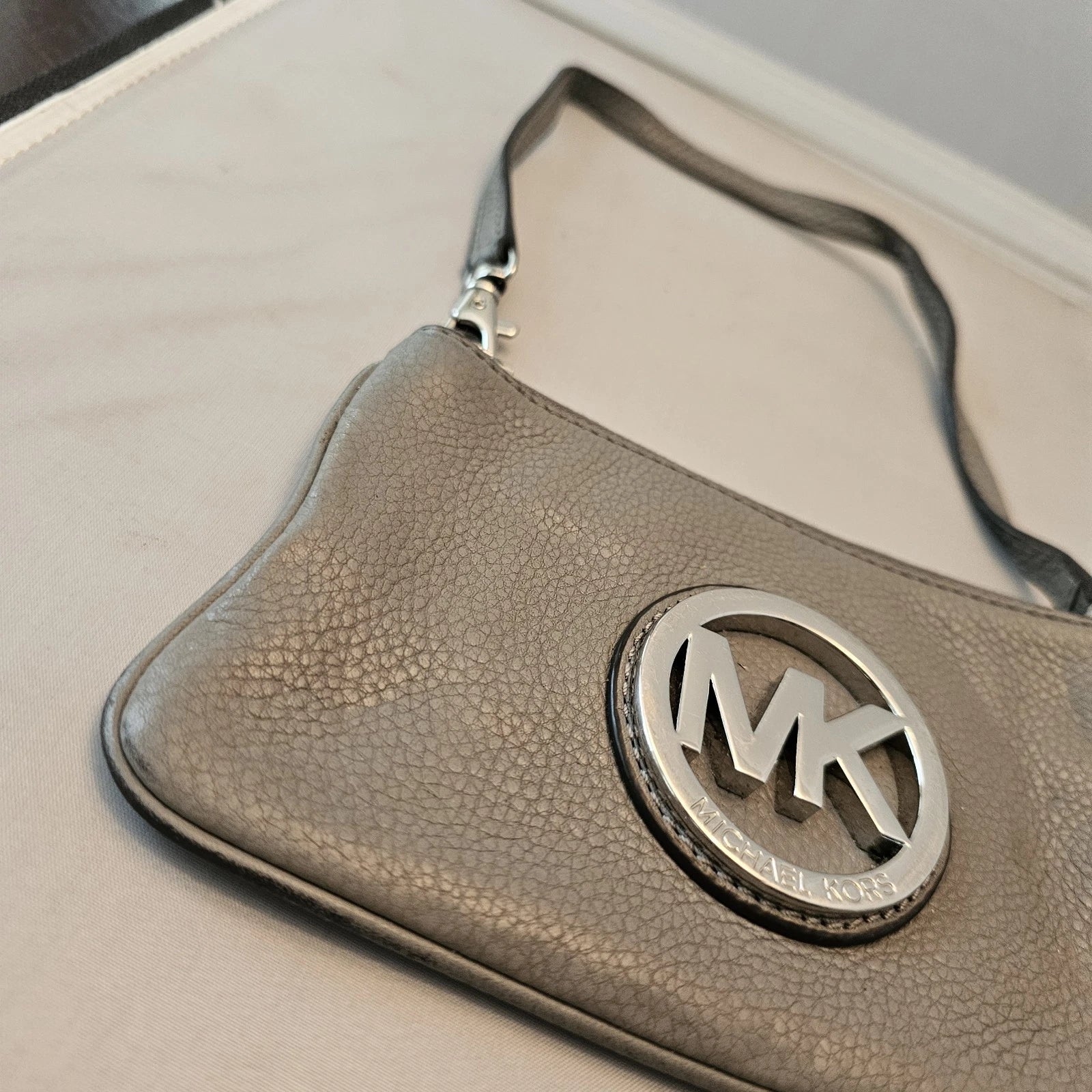 Michael Kors MK Gray Textured Leather Wristlet Wallet Handbag – Zip Closure