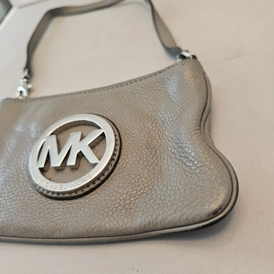 Michael Kors MK Gray Textured Leather Wristlet Wallet Handbag – Zip Closure