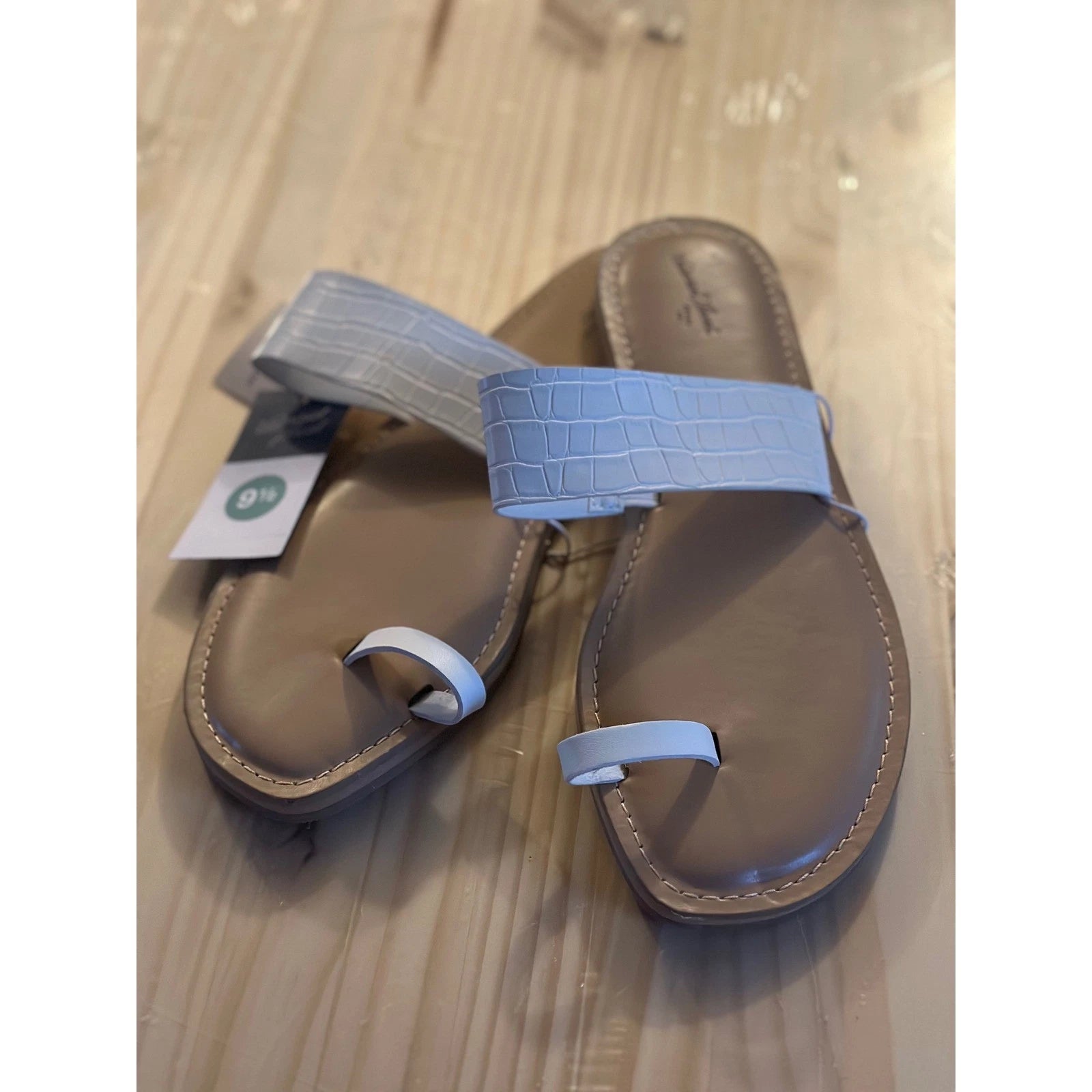 Universal Thread Women's Croc-Embossed Toe Loop Slide Sandals White Tan – Size 9.5