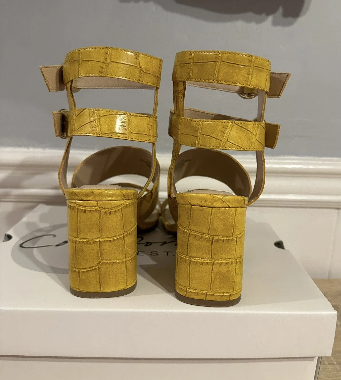 Women's Strappy Chunky Block Heel Sandals Golden Croc Texture – Size 10 New