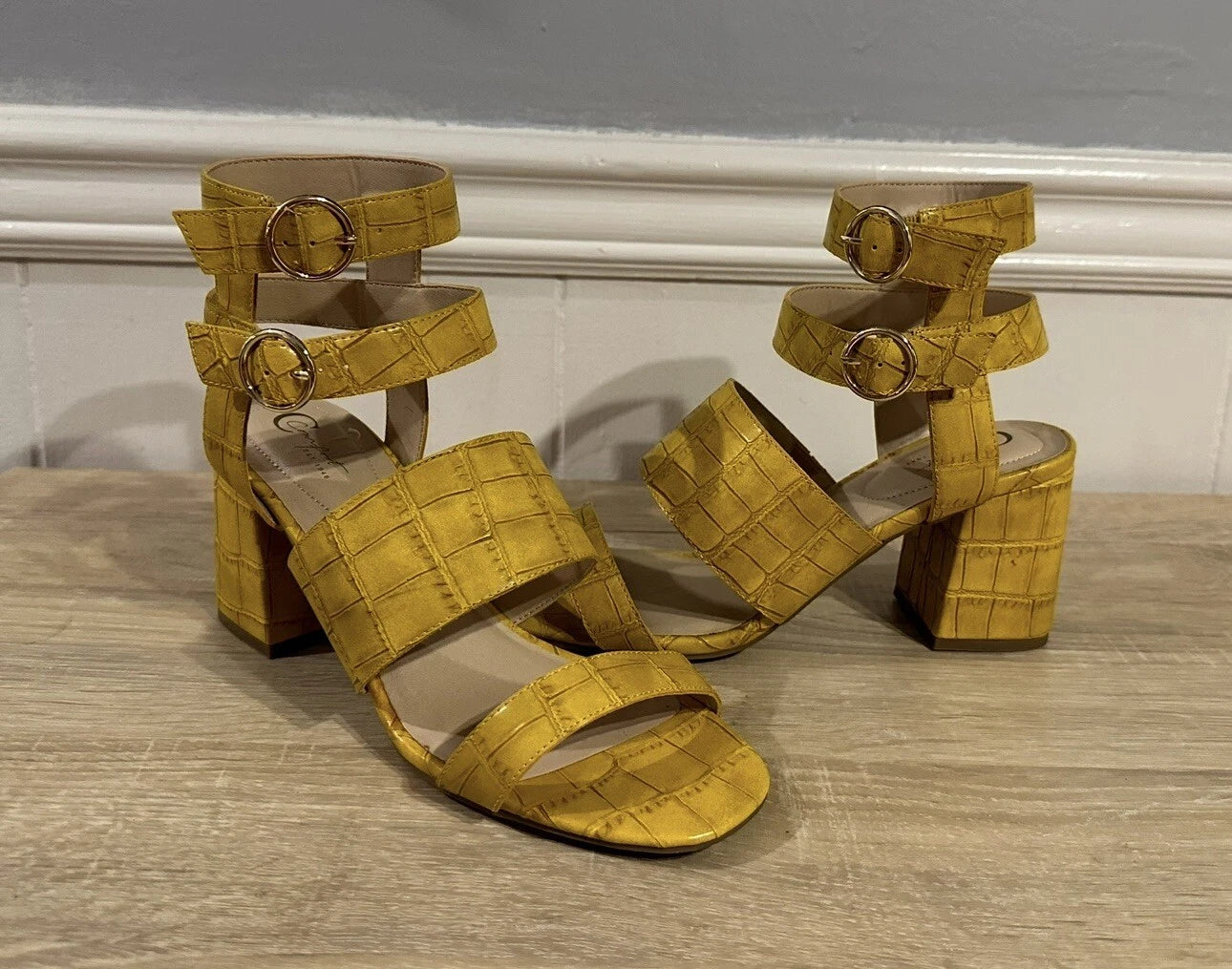 Women's Strappy Chunky Block Heel Sandals Golden Croc Texture – Size 10 New
